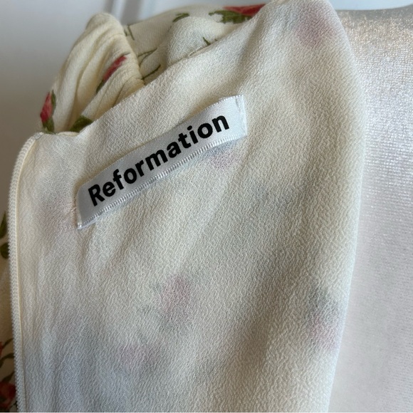 Reformation Laurelei Dress in Florence Rose Print
Cream with Pink Size 8 - Picture 5 of 6